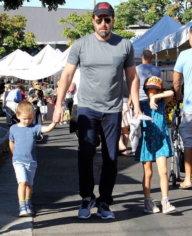 Одинокий папа: Бен Аффлек появился на прогулке с детьми без Дженнифер Гарнер